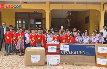Lisocon sponsors school supplies for schools in Quang Binh