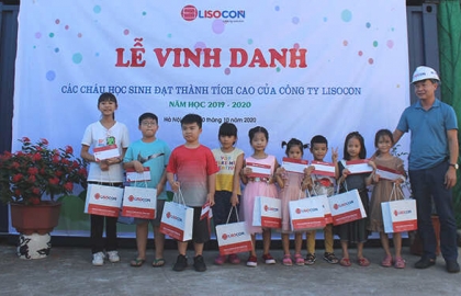 Công ty Lisocon khen thưởng các cháu học sinh đạt thành tích cao