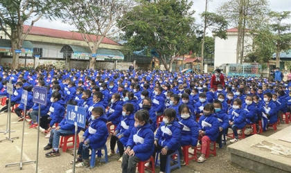 Lisocon tặng áo ấm cho học sinh miền núi Lai Châu, Điện Biên