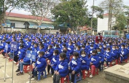 Lisocon donates warm clothes to students in mountainous Lai Chau, Dien Bien